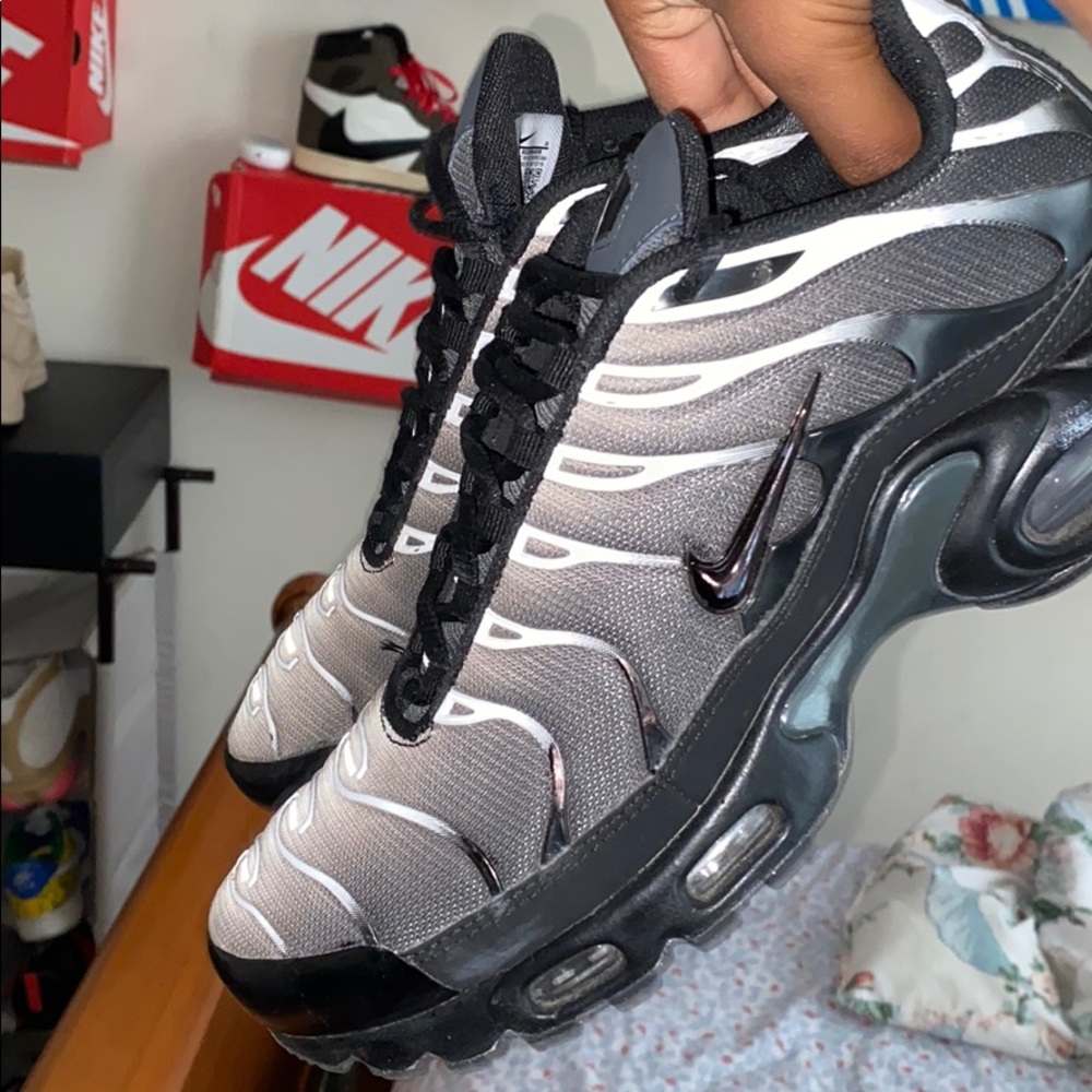 Air max plus black thunders